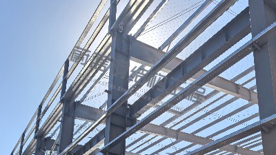 蔚藍鋼構百科：一篇講透鋼結構廠房：從主鋼架到維護系統